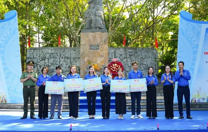 Bí thư Tỉnh đoàn Lê Ngọc Ánh cùng đại biểu trao biển hỗ trợ bể bơi di động cho đại diện đoàn thanh niên các xã, phường.
