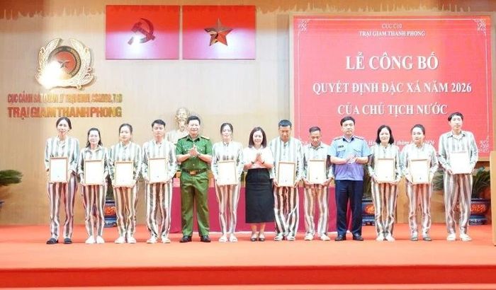 Lãnh đạo Viện Kiểm sát Nhân dân tỉnh, Tòa án Nhân dân tỉnh, Trại giam Thanh Phong trao Giấy chứng nhận đặc xá phạm nhân.