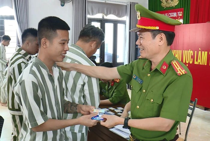Trao Căn cước công dân, thẻ sim điện thoại, chế độ hỗ trợ chi phí di chuyển cho các phạm nhân được đặc xá để trở về hòa nhập với cộng đồng.