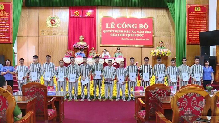 Dịp này, 58 phạm nhân cải tạo tốt, có ý chí vươn lên tại Trại giam Thanh Cẩm được trao quyết định đặc xá.