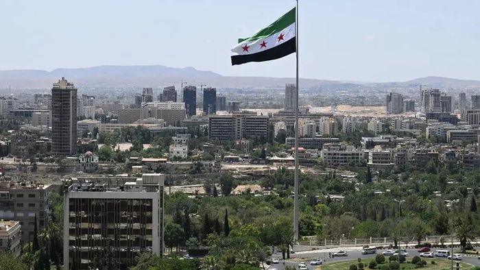 Một lá cờ lớn của Syria tung bay trên công viên Tishreen ở Damascus vào ngày 4/6/2025. Ảnh: AFP