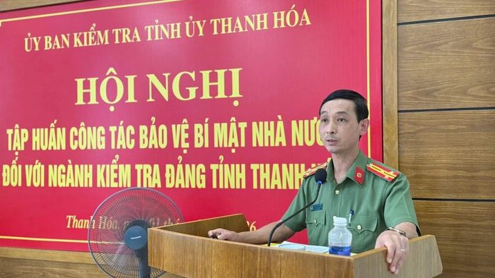 Đại diện Phòng An ninh Chính trị nội bộ, Công an tỉnh phát biểu tại hội nghị