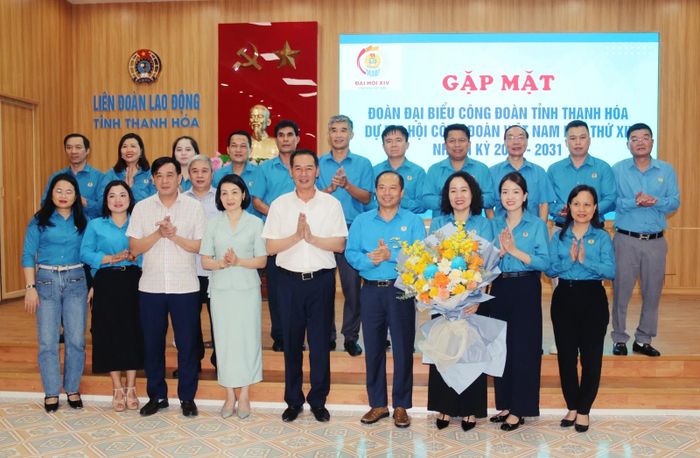 Đồng chí Trịnh Tuấn Sinh, Phó Bí thư Tỉnh ủy, Chủ tịch Ủy ban MTTQ tỉnh chụp ảnh lưu niệm cùng đoàn đại biểu tỉnh Thanh Hóa dự Đại hội Công đoàn Việt Nam lần thứ XIV.