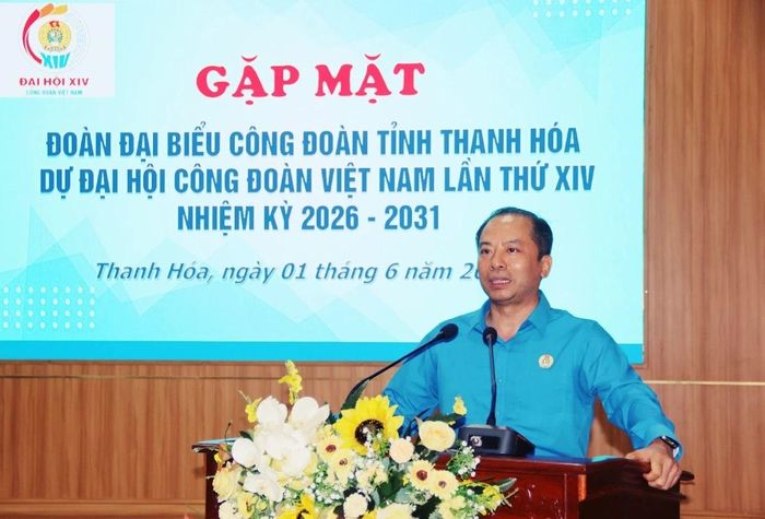 Chủ tịch LĐLĐ tỉnh Lương Trọng Thành phát biểu tại buổi gặp mặt.