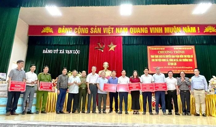 Đại diện các tổ chức trao biểu trưng tặng sách cho 5 trường THCS trên địa bàn xã Vạn Lộc.