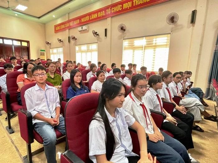 Các em học sinh tham dự buổi lễ.