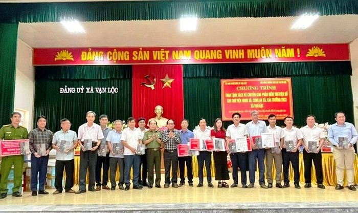 Đại tá Tống Xuân Giáp, nguyên PGĐ Công an tỉnh Thanh Hóa, Chủ tịch Hội Cựu CA Thanh Hóa tặng cuốn sách “Người trong tâm bão” viết về Anh hùng LLVTND Đại tá Tống Xuân Nhuận, nguyên Giám đốc Công an tỉnh Thanh Hóa.