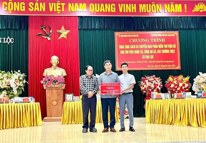 Đại diện các tổ chức trao biểu trưng trao tặng sách cho UBND xã Vạn Lộc.