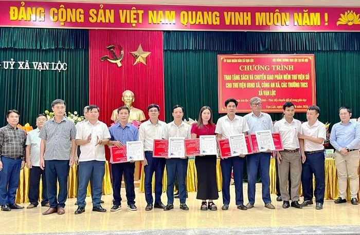 Đại diện nhà tài trợ trao thư và hợp đồng tài trợ phần mềm thư viện số cho 5 trường THCS trên địa bàn xã Vạn Lộc.