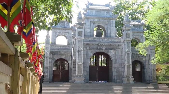 Tam quan đền Sòng Sơn