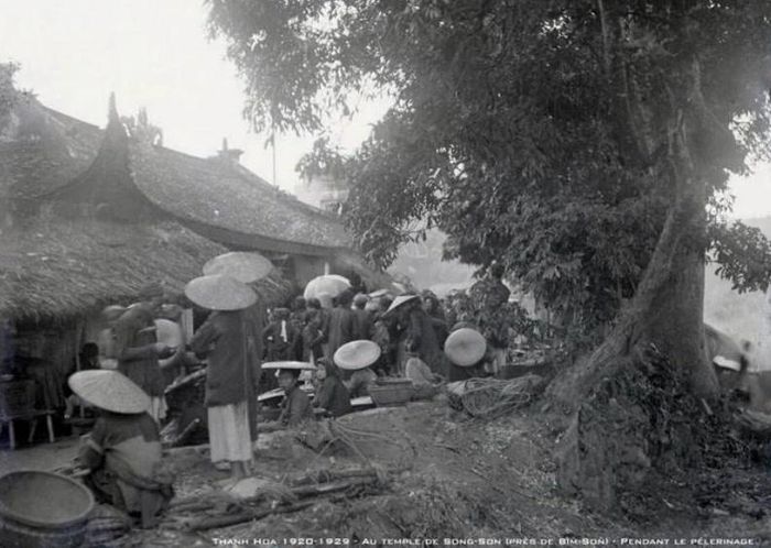 Đền Sòng Sơn xưa trong ngày hội.