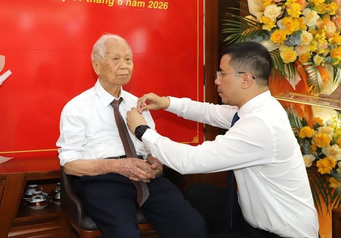 Phó Bí thư Thường trực Tỉnh ủy Nguyễn Hồng Phong gắn Huy hiệu 80 năm tuổi Đảng cho đảng viên Văn Như Tước.