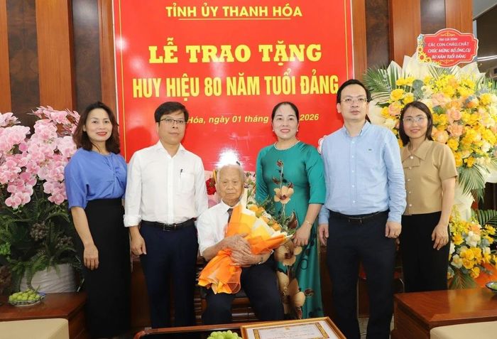 Lãnh đạo phường Hạc Thành tặng hoa chúc mừng đảng viên Văn Như Tước.