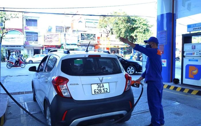 Một số khách hàng đi ô tô đầu tiên sử dụng xăng E10 chỉ đổ từ 200.000 - 300.000 đồng để theo dõi khả năng vận hành của phương tiện.