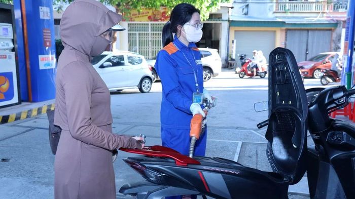 Khách hàng đổ xăng tại cửa hàng xăng dầu số 7, Petrolimex Thanh Hóa.