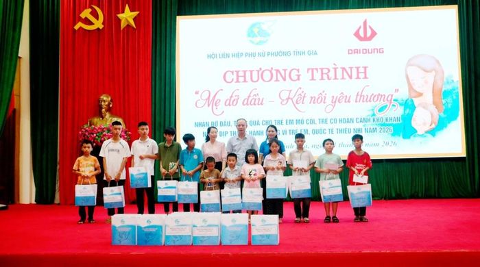 Hội Liên hiệp phụ nữ phường trao quà cho trẻ có hoàn cảnh đặc biệt khó khăn.