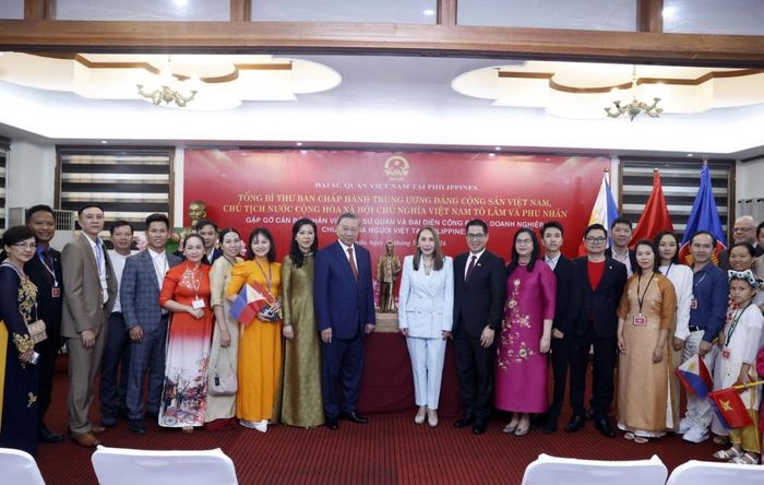 Tổng Bí thư, Chủ tịch nước Tô Lâm và phu nhân với cán bộ, nhân viên Đại sứ quán và đại diện cộng đồng, doanh nghiệp, chuyên gia người Việt Nam tại Philippines. Ảnh: TTXVN