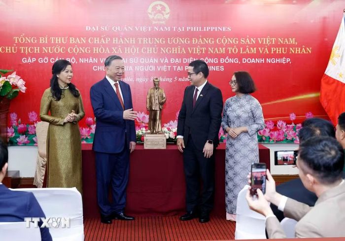 Tổng Bí thư, Chủ tịch nước Tô Lâm và Phu nhân tặng bức tượng Chủ tịch Hồ Chí Minh cho Đại sứ quán Việt Nam tại Philippines. Ảnh: TTXVN