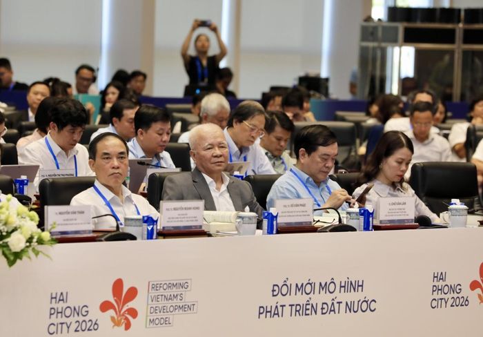 Các đại biểu tại Hội thảo khoa học quốc gia “Đổi mới mô hình phát triển đất nước dựa trên khoa học, công nghệ, đổi mới sáng tạo và chuyển đổi số”.
