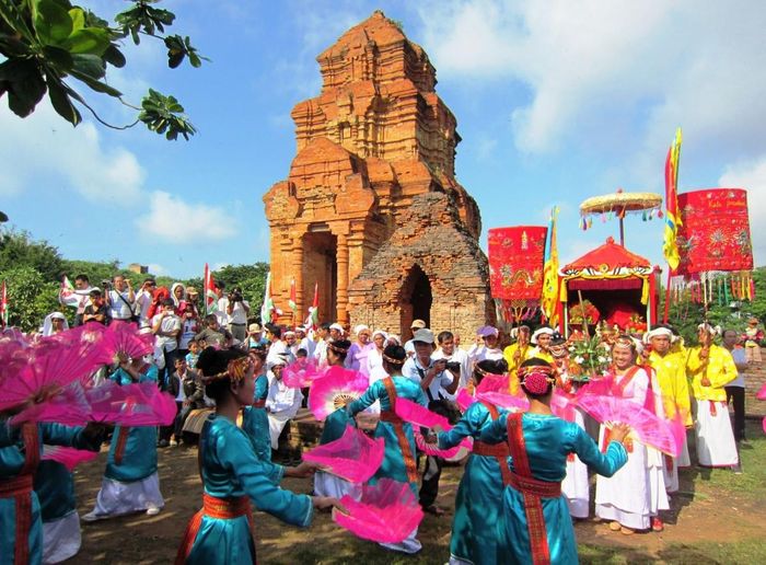 D sản văn hóa Chăm, văn hóa biển là nguồn tài nguyên quý giá để Khánh Hòa phát triển du lịch bền vững.