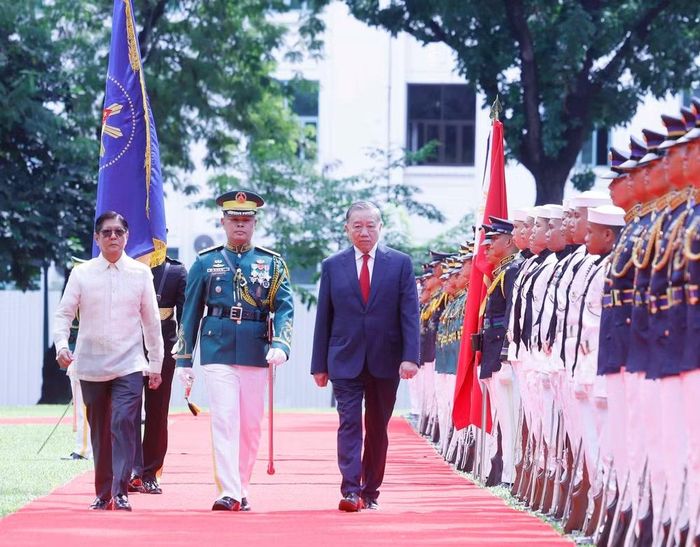 Tổng Bí thư, Chủ tịch nước Tô Lâm và Tổng thống Philippines Ferdinand Romualdez Marcos Jr. duyệt Đội danh dự. Ảnh: TTXVN