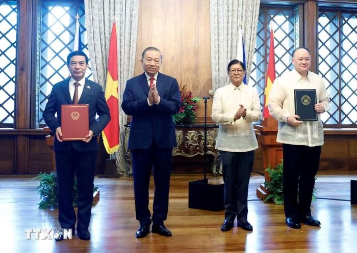 Tổng Bí thư, Chủ tịch nước Tô Lâm và Tổng thống Philippines Ferdinand Romualdez Marcos Jr. chứng kiến lễ trao các văn kiện hợp tác giữa hai nước. Ảnh: TTXVN