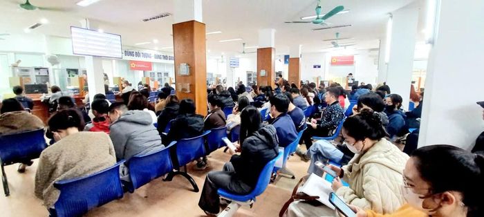 Người lao động chờ hưởng bảo hiểm thất nghiệp. Ảnh: Nhật Dương.