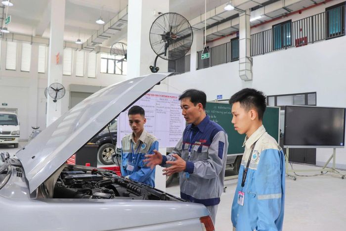 Sự thay đổi của sản phẩm trong ngành ô tô đàng kéo theo sự thay đổi trong nhu cầu nhân lực. Ảnh minh họa: Trường Cao đẳng Cơ điện và Nông lâm Phú Thọ.