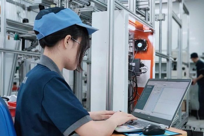 Khi máy móc đảm nhận các tác vụ thường ngày thì vai trò của con người cũng thay đổi. Người lao động sẽ dành ít thời gian hơn cho việc lắp ráp và dành nhiều thời gian hơn cho những tác vụ có tính chiến lược hơn, điều chỉnh quy trình, khắc phục sự cố và đưa ra quyết định trong thời gian thực. Ảnh minh họa.