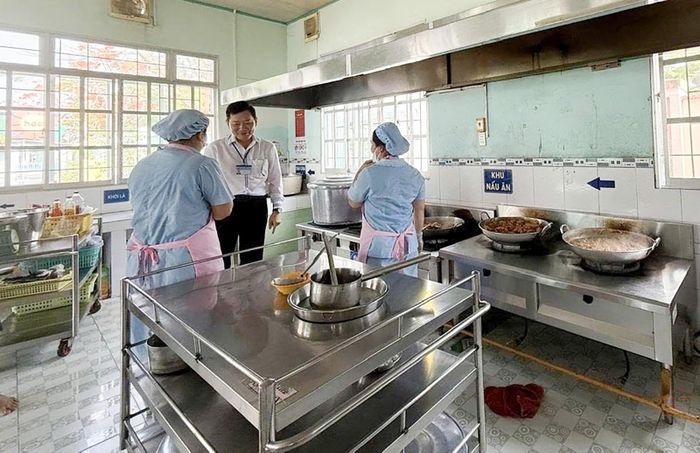 Đoàn kiểm tra kiểm tra bếp ăn tại Trường Mầm non Hoa Sen, phường Châu Đốc. Ảnh: KIM LOAN