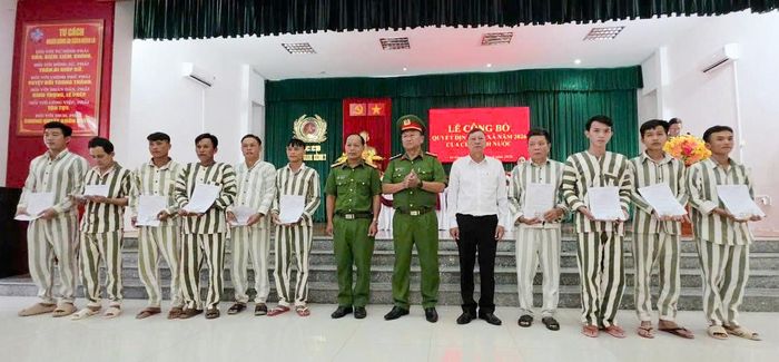 Lãnh đạo Trại giam Kênh 7 và Tòa án Nhân dân tỉnh An Giang trao quyết định đặc xá của Chủ Tịch nước cho các phạm nhân.