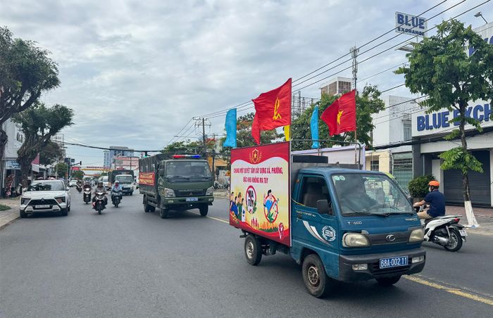 Các lực lượng diễu hành tuyên truyền hưởng ứng Tháng hành động phòng, chống ma túy năm 2026.