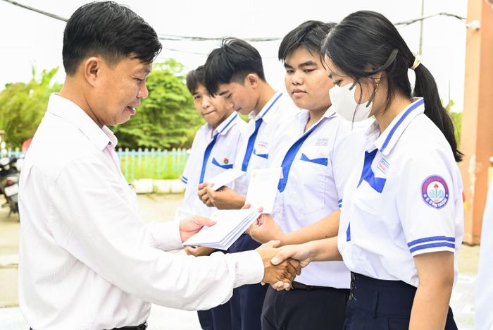 Tặng quà cho học sinh có hoàn cảnh khó khăn vượt khó học giỏi.