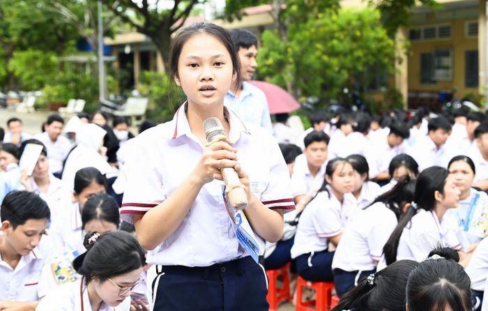 Học sinh đặt câu hỏi tại buổi tư vấn tuyển sinh.