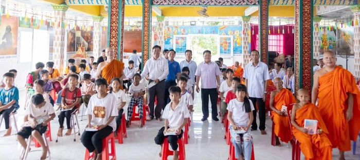 Chư tăng chùa Xẻo Cạn và các nhà hảo tâm tặng tập cho học sinh tham gia học chữ Khmer hè.