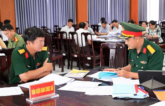 Tổ Công tác diễn tập tỉnh trực tiếp kiểm tra hệ thống văn kiện diễn tập.