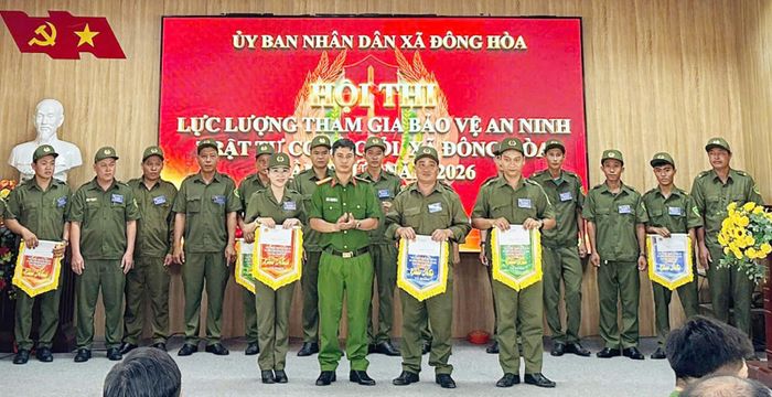 Ban tổ chức trao giải cho các đội thi.