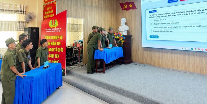 Các đội tham gia phần thi kiến thức trả lời câu hỏi trắc nghiệm.