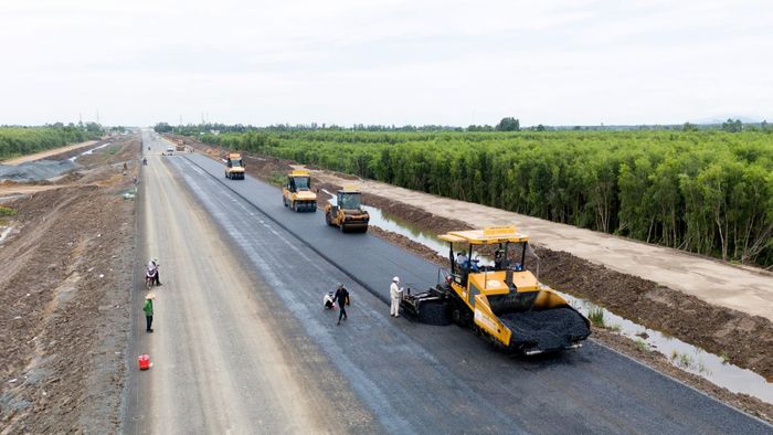 Công nhân thảm nhựa tại gói thầu 42.
