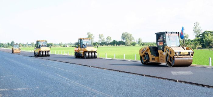 Đơn vị thi công gói thầu 44 tập trung thiết bị, máy móc, bố trí làm “3 ca, 4 kíp”, bảo đảm tiến độ cũng như chất lượng công trình.