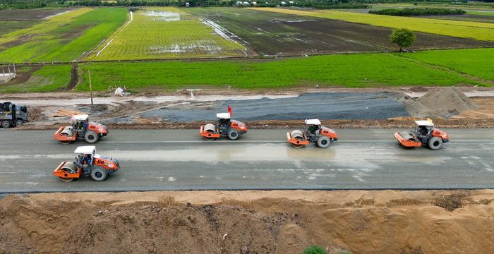 Không khí thi công trên toàn tuyến chính đang rất tất bật, với quyết tâm về đích đúng hạn.