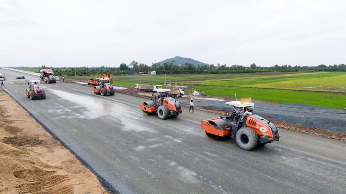 Các mũi thi công tăng tốc từng hạng mục, quyết tâm về đích đúng hạn.