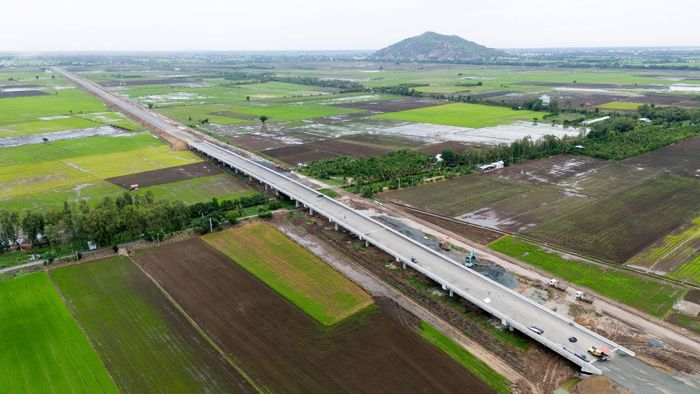 Hầu hết các cầu được thi công hoàn thiện cơ bản mặt cầu và thảm nhựa.