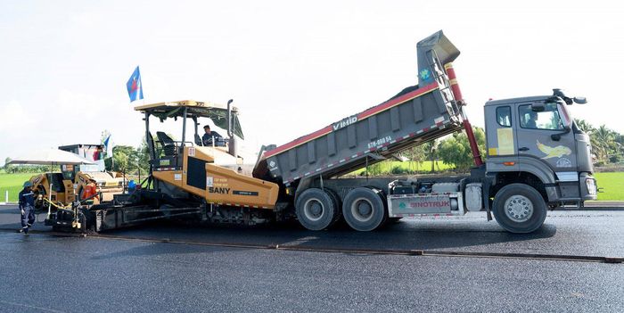 Công nhân đang thảm nhựa mặt đường.