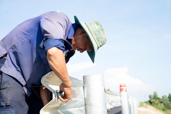 Công nhân lắp đặt hệ thống an toàn giao thông.