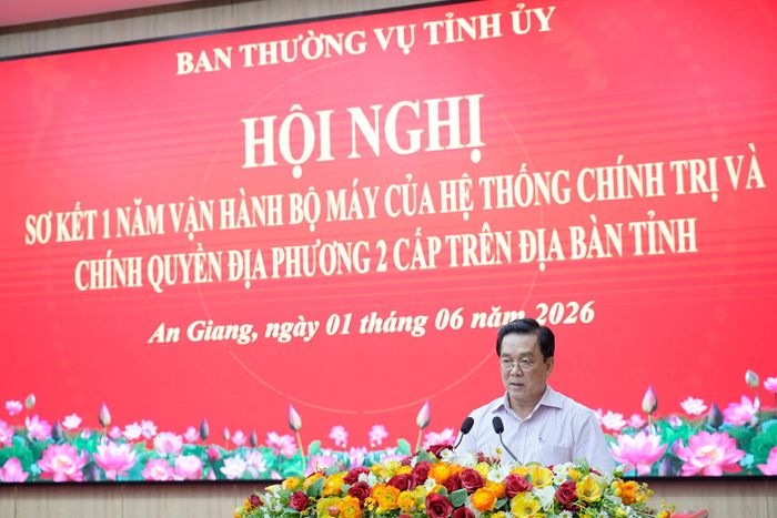 Ủy viên Ban Thường vụ, Trưởng ban Tổ chức Tỉnh ủy An Giang Phạm Hoàng Nam báo cáo tại hội nghị.