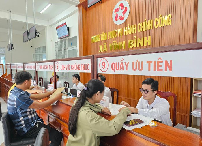 Người dân đến làm thủ tục hành chính tại Trung tâm Phục vụ hành chính công xã Vĩnh Bình (An Giang).