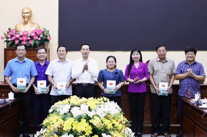 Thường trực Tỉnh ủy tặng quà động viên, chúc mừng các đoàn đại biểu.