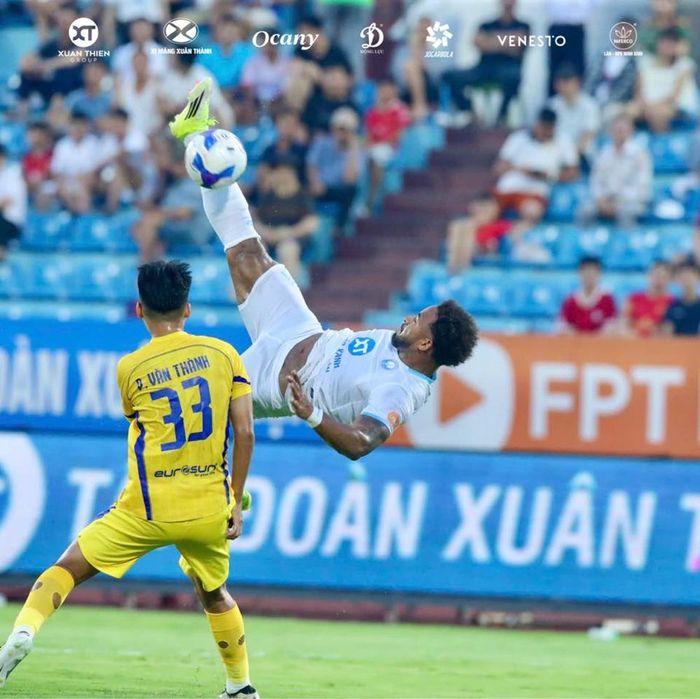 Xuân Son lập hat-trick, giúp Nam Định đánh bại SLNA 3-0 ở vòng 25 V-League mùa 2025-2026.