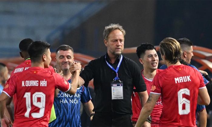 Niềm vui của huấn luyện viên Mano Polking với mùa giải thành công.